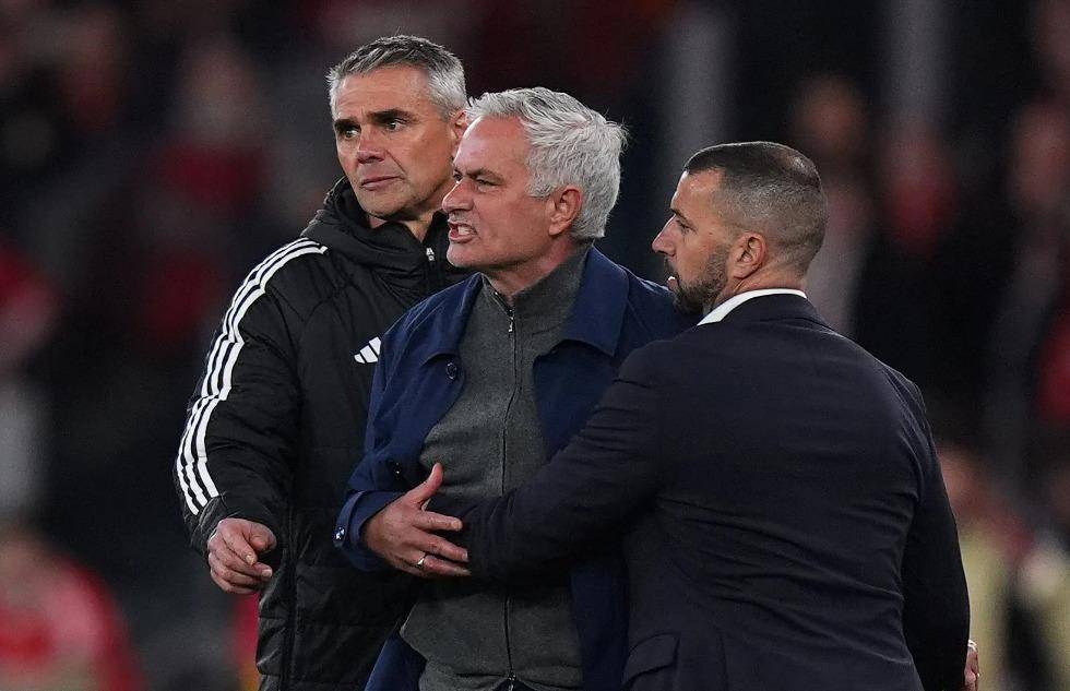 穆帅又上头条了!但这次不是因为绝杀,而是因为一场赛后言论,让他从“狂人”变成了“众矢之的”